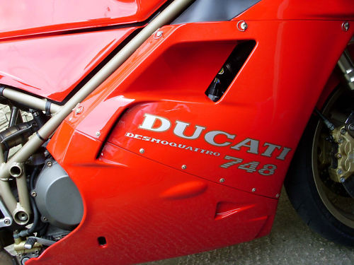 1995 ducati 748 closeup