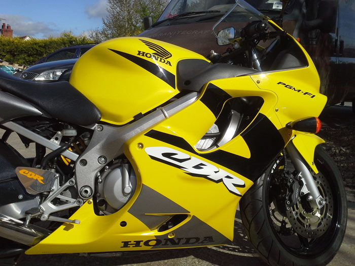 2001 Honda CBR600F Yellow Closeup