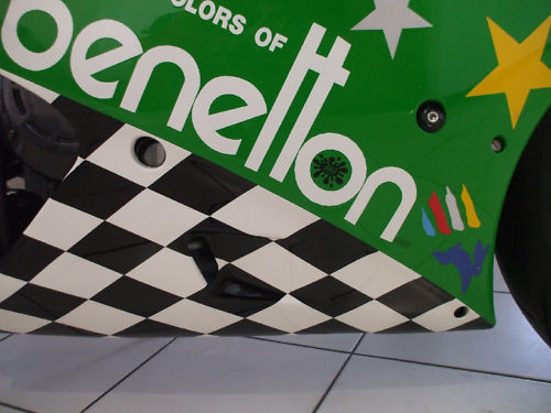 1992 kawasaki zxr 750 j1 benetton colours paint closeup