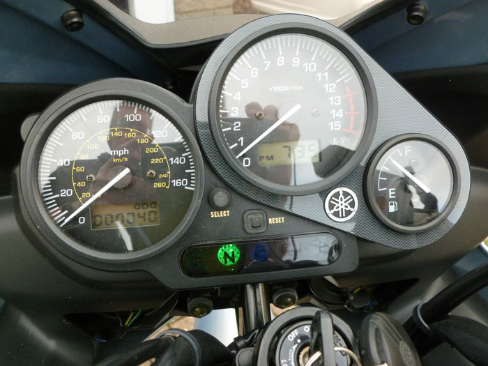 2003 Yamaha FZS 600 Fazer Silver Gauges